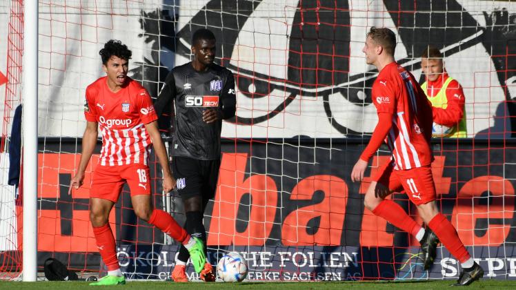 Johan Gomez (FSV Zwickau) li., erzielt das 2:0, Maxwell Gyamfi (VfL Osnabrueck) Mitte, Noel Eichinger (FSV Zwickau) re.