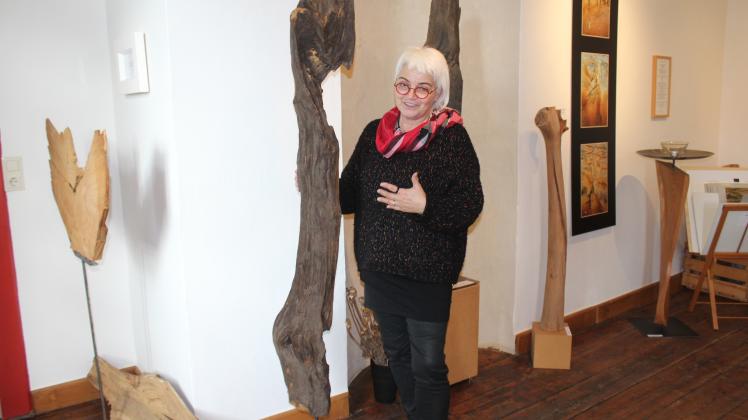 Maria Breer-Dühnen arbeitet gerne mit Holz. In ihrem Atelier Hestia beim Kloster Malgarten stellt sie unter anderem Skulpturen aus Holz oder Ton her.