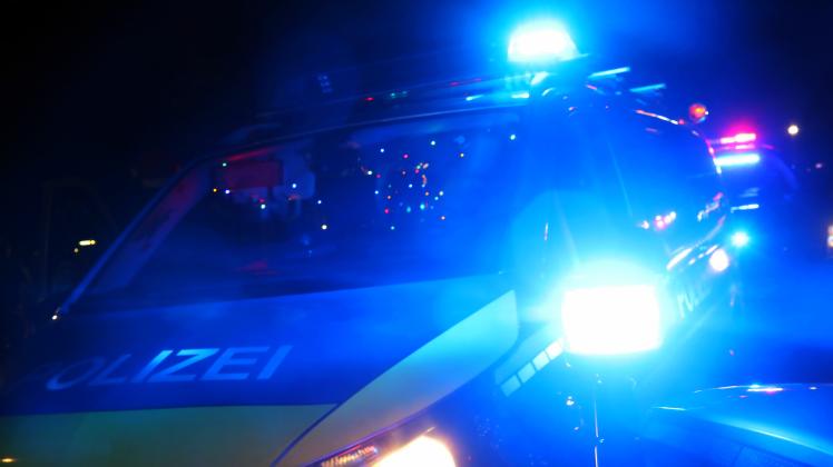 01.12.2020, Berlin - Deutschland. Polizeiwagen mit Blaulicht. *** 01 12 2020, Berlin Germany police car with blue light
