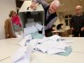 Öffnen einer Wahlurne in Eckernförde: In der Stadt an der Ostsee war die Wahlbeteiligung besonders hoch.