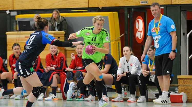 Jane Andresen (TSV Nord Harrislee, 11) bringt den Ball nach vorne. SG H2KU Herrenberg vs. TSV Nord Harrislee, Handball,