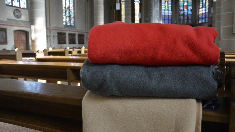 Warme Decken sollen an frostigen Tagen in den katholischen Kirchen in Wallenhorst dafür sorgen, dass niemand frieren muss. 
