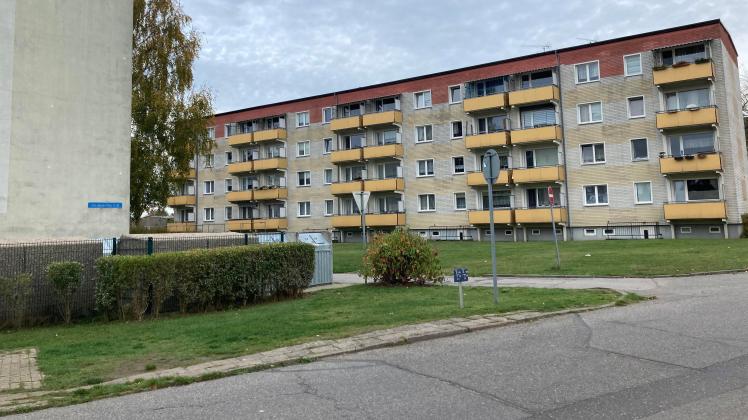 Eine Wohnungsmarktstrategie soll sich natürlich in Warin auch mit den großen Mehrfamilienhäusern aus DDR-Zeiten am Fritz-Reuter-Platz beschäftigen. 