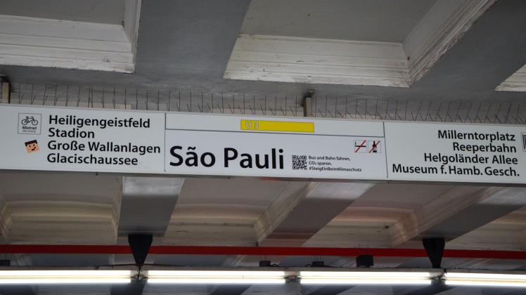 Überklebter Haltestellenname in der Station St. Pauli. 