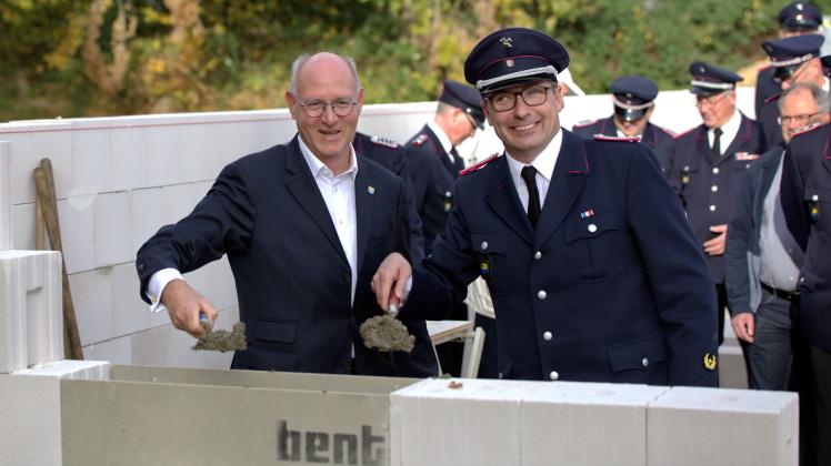 Bürgermeister Norbert Ohl und Ortswehrführer Carsten Jackschitz legen den Grundstein für das neue Elmenhorster Feuerwehr-Gerätehaus.