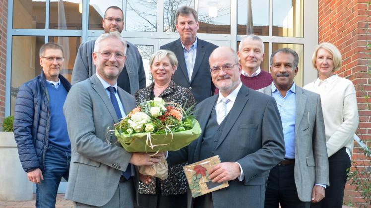 Dr. Cornelis Veraart (Vierter von rechts) ist der neue Chefarzt der Zentralen Notaufnahme des CKQ. Jetzt wurde er von Vertretern der Unternehmensleitung, des Aufsichtsrates und der MAV begrüßt.