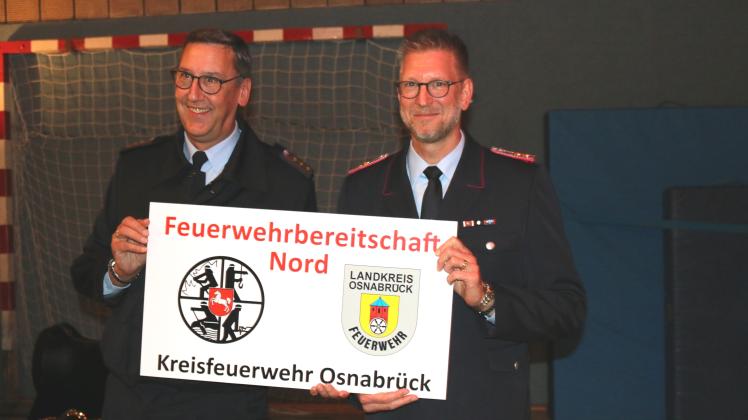 Bereitschaftsführer Süd Michael Räther und Bereitschaftsführer Nord Till Kramer  mit dem neuen Schild der Feuerwehrbereitschaft Nord.