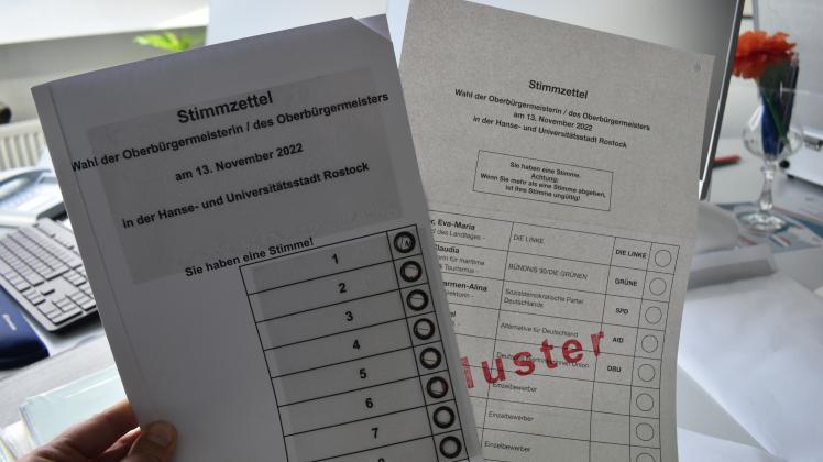 Blinde und Sehbehinderte können mit der Wahlschablone ohne fremde Hilfe bei der Rostocker OB-Wahl wählen. Die Schablone wird einfach über den Stimmzettel gelegt. 