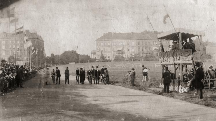 Start zu einem Rennen mit Richterstand und Kurve im Jahr 1905.