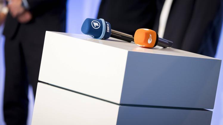 Zwei Mikrofone von ARD SWR DAS Erste und ZDF liegen auf einem Pult WM Pressekonferenz der ARD und Z
