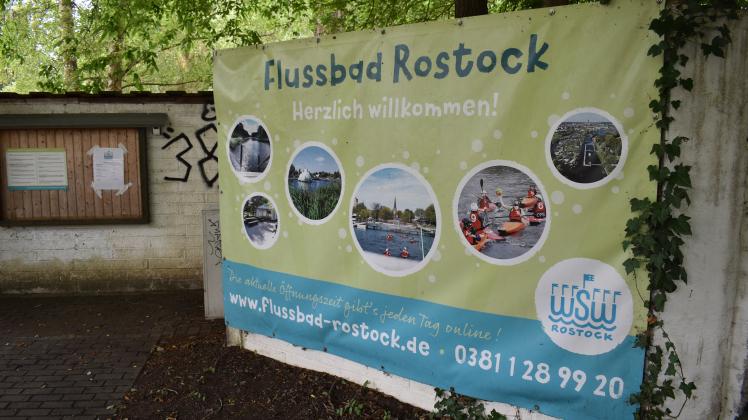 Gerade in den Sommerferien lockt das Rostocker Flussbad Tausende Badegäste an. Doch dieses Jahr kamen weniger als erwartet. 