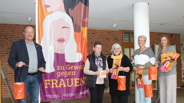  Nein zu Gewalt gegen Frauen sagen Bürgermeister Stephan Korte (v.l.), Waltraud Schweers (SoVD), Dörte Siemers-Wulff (B5), Tanja Eickhorst (SoVD) und Nicole Feldmann-Paske (Gleichstellungsbeauftragte).