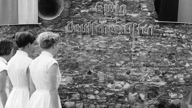 Eine Abordnung der Deutschen Jugend des Ostens begleitete die Enthüllung des Schriftzugs „Ewig Deutscher Osten“ an der Nordseite des Bürgergehorsams am „Tag der Heimat“ 1954
