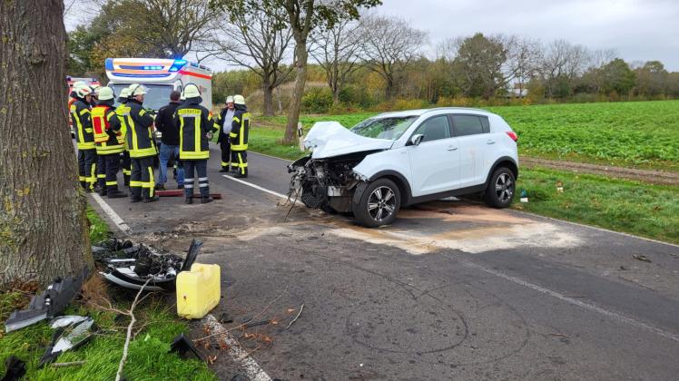 Am Montag wurde ein Mann bei einem Unfall bei Hilkenbrook in Nordhümmling schwer verletzt und in seinem Auto eingeklemmt.