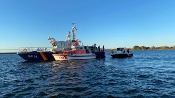 Gemeinsamer Einsatz der Seenotretter der Deutschen Gesellschaft zur Rettung Schiffbruechiger (DGzRS) und der Bundespolizei für ein Motorboot, dem nach einer Kollision mit einem Unterwasserhindernis der Außenborder abgerissen war (5.11.22)