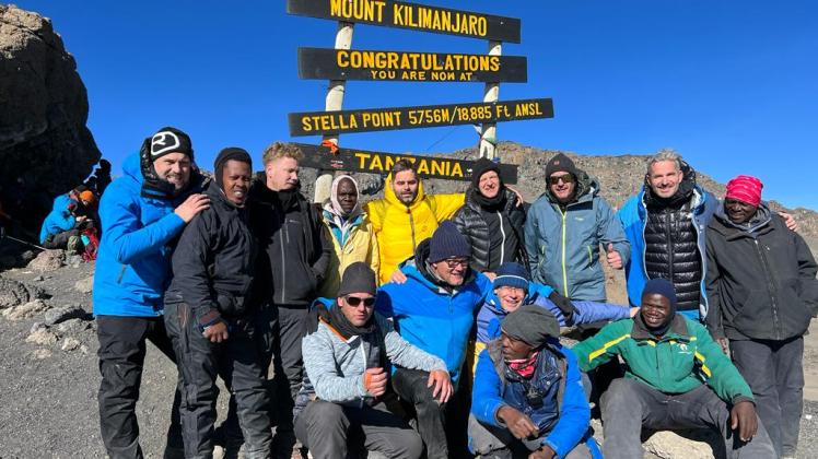 Neun Männer aus der Region bezwingen am 6. Oktober 2022 den Kilimandscharo.