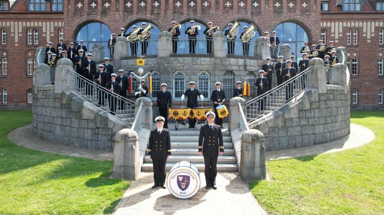 Das Marinemusikkorps Kiel spielt in der Warnemünder Kirche ein Adventskonzert. 