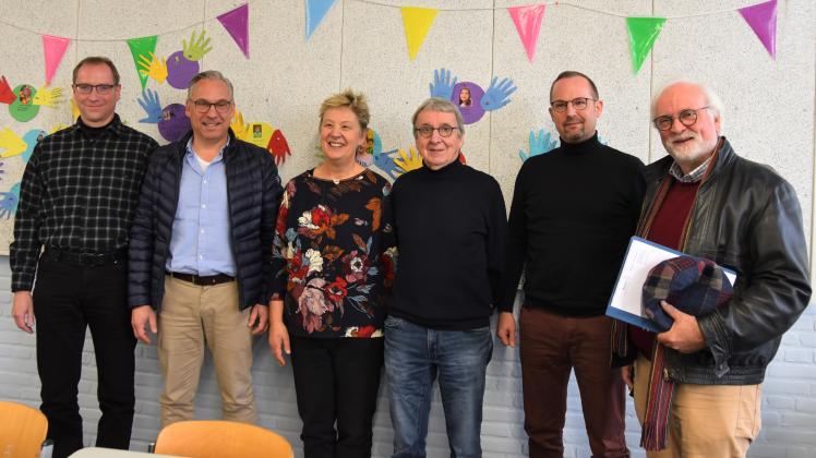 Der Rotary Club Ganderkesee (RC) und die lokale Oberschule und das Gymnasium (Gymn.) arbeiten zusammen. v. l.: Andre Ströning (Gymn.), Matthias Fleischer (RC), Renate Richter (Gymn.), Rolf Mysegaes (RC), Ingo Voss (Oberschule) und Rolf Schütze (RC).