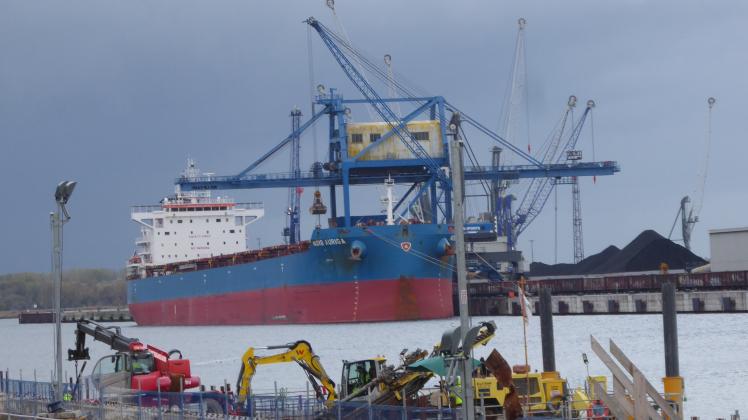 Der Bulker „Nord Auriga“ löscht im Rostocker Hafen Kohle aus Kolumbien.