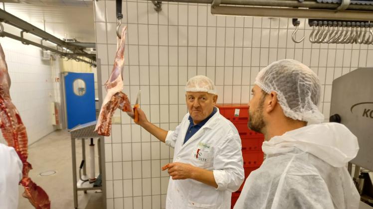 Wie schneidet man hier richtig, Fleischer Siegfried Streufert von der Lebensmitteltechnik Schulte zeigt es den Jägern ganz praktisch.