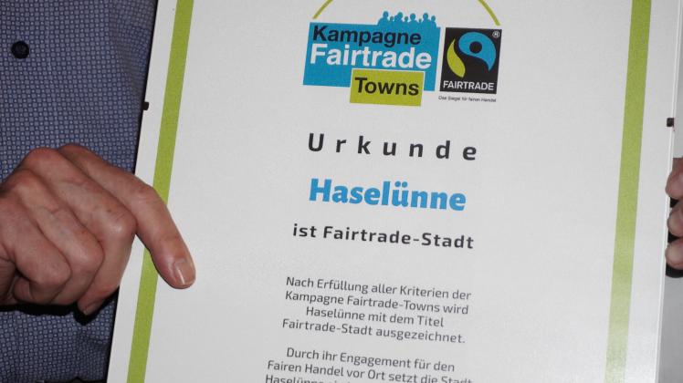 Die Urkunde, die eine Kommune zur „Fair-Trade-Town“ macht, wird vom Verein Transfair aus Köln ausgestellt. Haselünne darf sich nun als solche bezeichnen und bekennt sich so zum Fair-Trade-Gedanken.
