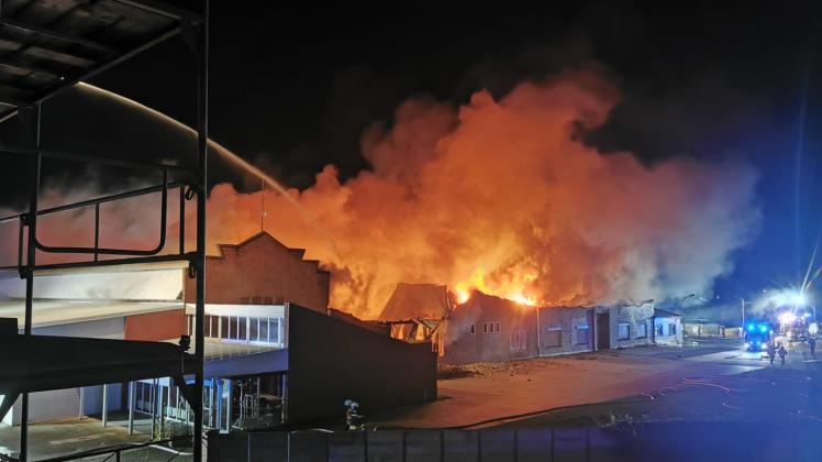 Gegen 18 Uhr am Montagabend hatte ein Mitarbeiter der Firma Westermann den Brand in der Halle entdeckt. Beim Eintreffen der Feuerwehr schlugen die Flammen bereits aus dem Dach des Gebäudes. 