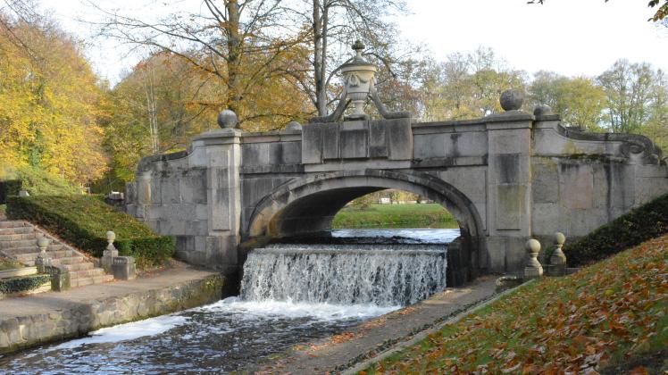 Bei Hochwasser könnte der Ludwigsluster Kanal im Bereich der Steinernen Brücke im Schlosspark über die Ufer treten. Eine von drei Schwachstellen in der Region.