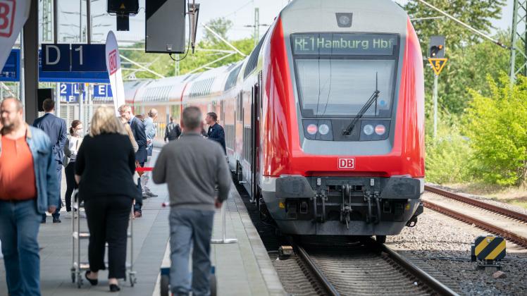 Modene Züge für  den Regionalverkehr Die Deutsche Bahn präsentierte  auf dem Bahnhof Schwerin  einen modernisierten  Zug , der u.a auf der Hauptstrecke  Schwerin-Hamburg. im Nahverkehr zum Ensatz kommt. Im Kern sind die Einheiten nun mit WLan ausgestattet.