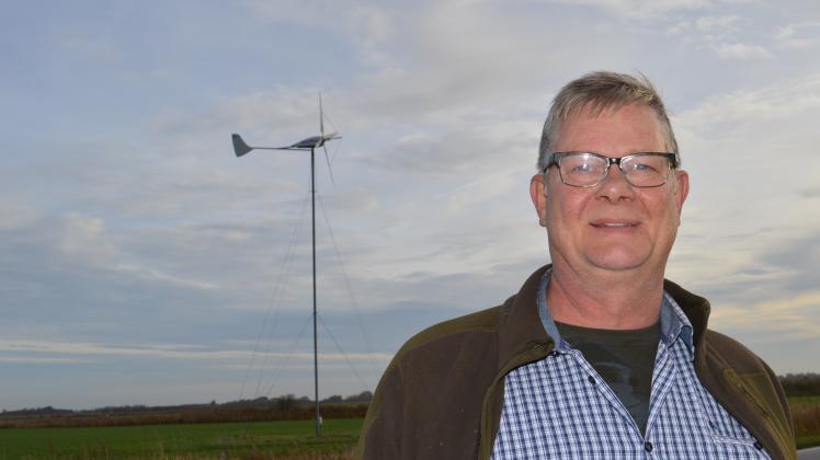 Torsten Mommsen, Emmelsbüll-Horsbüll, vor seiner Mini-Windkraftanlage, die 2014 aufgestellt wurde.