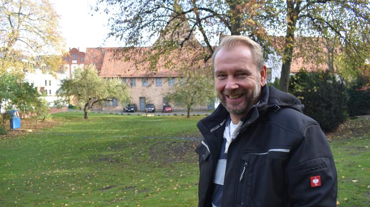 Veranstalter Heiko Lange freut sich, dass er in diesem Jahr auf der Fläche hinter dem Kloster zum Heiligen Kreuz in der Rostocker Innenstadt seinen „Advent im Klostergarten“ durchführen darf.