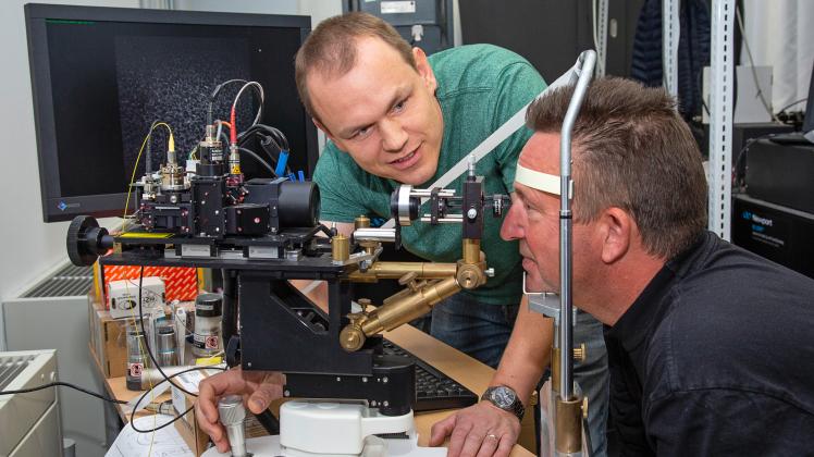 Prof. Oliver Sachs (r.) ließ mit der neuen Methode und unter Aufsicht von Dr. Karsten Sperlich bereits die Hornhaut seines Auges scannen.