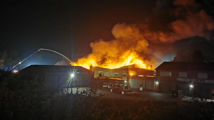 Der Großbrand in Meppen in Bildern: Vom Feuerinferno zum Schutthaufen Gegen 18 Uhr hatte ein Mitarbeiter der Firma Westermann Radialbesen am Montagabend das Feuer in der Produktionshalle bemerkt und gemeldet.