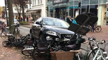 Der schwarze Audi kam an einem Verkehrsschild zum Stehen, nachdem er zahlreiche Fahrräder beschädigt hatte. 