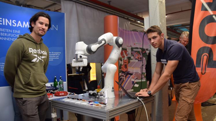 Morten Casper (links) schaut interessiert zu, wie Mattes Zobott den Roboter steuert.