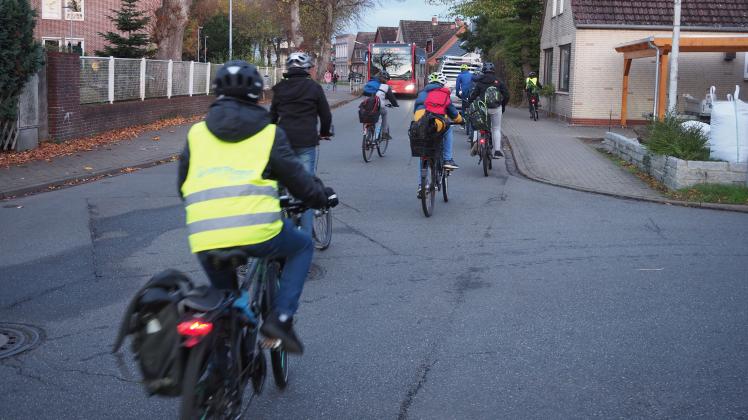 Die Seminarstraße in Uetersen ist ein stark frequentierter Schulweg. Die Straße wird daher auch von vielen Radfahrern genutzt. Es erscheint daher sinnvoll, die Straße im Auge zu heben, wenn es um die Einrichtung von Fahrradstraßen im Stadtgebiet geht.