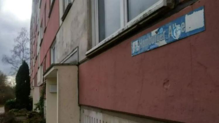 Unsanierter Plattenbau in der Hamburger Allee: In einem ähnlichen Block sind Flüchtlinge untergebracht, die sich noch im Asylverfahren befinden. 
