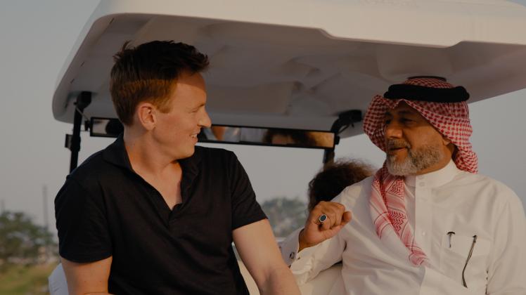Im Gespräch mit Jochen Breyer will der ehemalige Nationalspieler Khalid Salman für die WM in seiner Heimat Katar werben. Beim Thema Homosexualität sendet er verstörende Botschaften. 