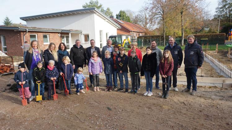 Sie freuten sich über den Baubeginn für die neue Krippe an der evangelisch-lutherischen Kindertagestätte in Fürstenau - die Kinder, Erzieherinnen sowie die Vertreter der Verwaltung und des Architekturbüros Schröder aus Merzen.