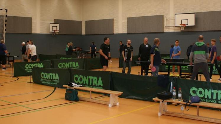 Blick auf die Teilnehmer und die krummen Tische vom 11. Tischtennis-Rundlauf-Turnier.