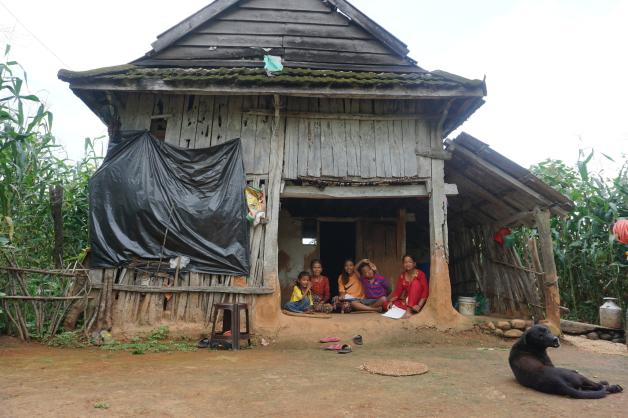 Niraj (zweiter von rechts) wohnt in dieser einfachen Hütte im Land Nepal.