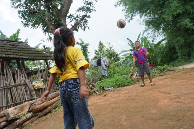 Niraj (rechts) spielt gerne Ball.