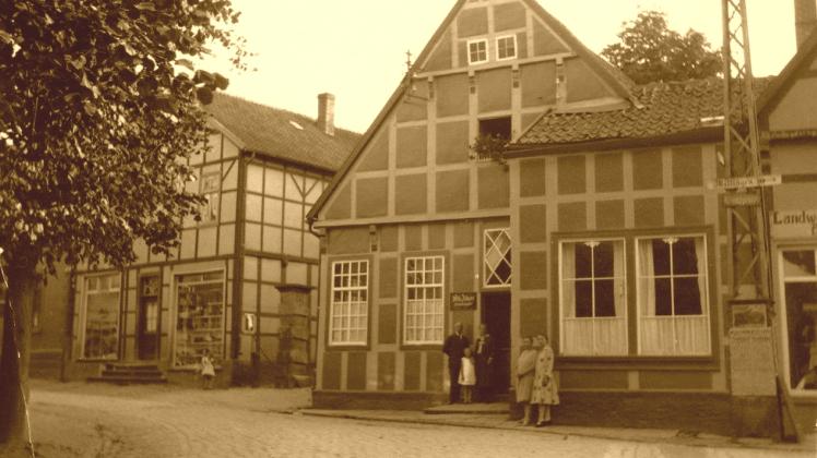 Die angesehene Familie Reinhaus führte an der früheren Anschrift "Westercappeln 10" einen Gemischtwarenladen.Mit dem Boykott jüdischer Geschäfte 1933 begann die Zerstörung der wirtschaftlichen Lebensgrundlage der Familie.