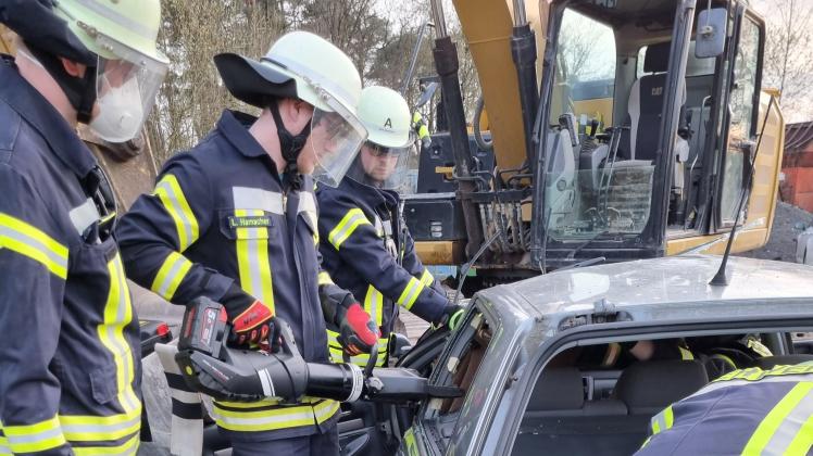 Um eingeklemmte Unfallopfer zu befreien, setzen die Feuerwehren Rettungsgeräte ein. Unbekannte Täter stahlen kürzlich Rettungsschere und Spreizer, die sich in einem Löschfahrzeug der Feuerwehr Beesten befanden.
