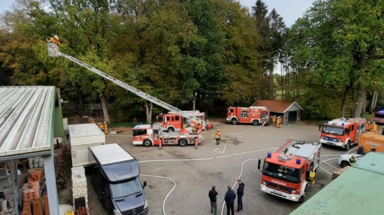 Bei dem Manöver auf dem Gelände von Schmidt Floristik in Ostenwalde kam auch die Drehleiter der Freiwillgen Feuerwehr Werlte zum Einsatz.