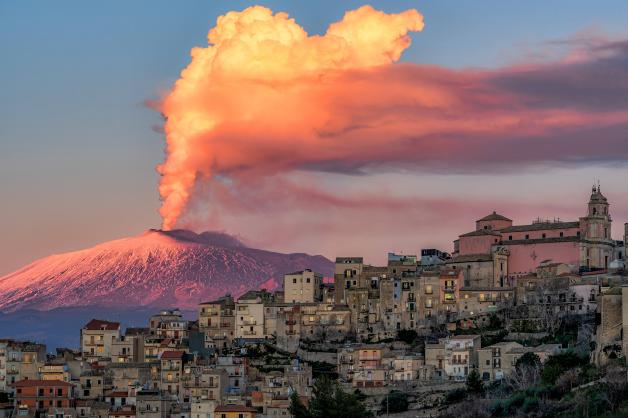 Der Ätna auf Sizilien ist der größte aktive Vulkan in Europa.