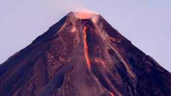 Vulkan Mayon spuckt Lava