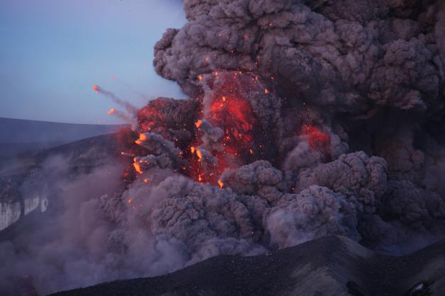 Lava und eine Aschewolke steigen aus dem Vulkan „Eyjafjallajokull“ auf Island.