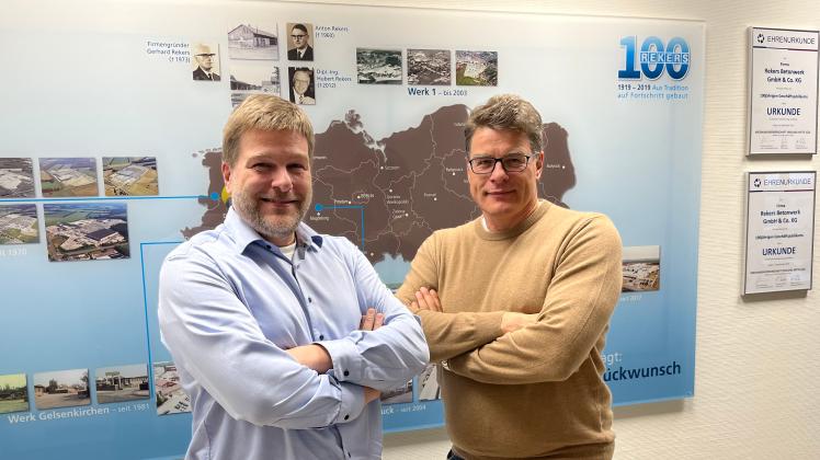 Ulrich und Christof Rekers (von links) sind die Geschäftsführer des Betonwerkes Rekers in Spelle.