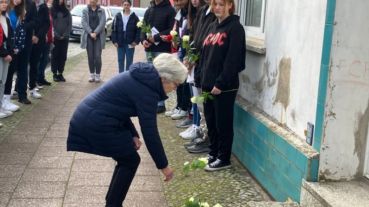 Am Gedenktag an die Reichskristallnacht vor 84 Jahren beteiligten sich rund 30 Menschen. Unter anderem Schüler der Oberschule Wittenberge legten Rosen an den Stolpersteinen nieder. 