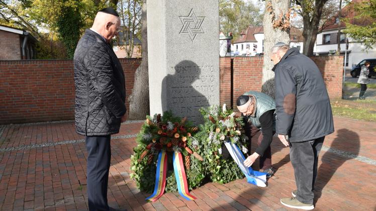 Bei der Gedenkfeier zur Reichspogromnacht trugen Bürgermeister Hermann Thölstedt (von links) und die Gemeindemitglieder Mark Brosky und Volodia Shulimovich die Kränze zur Gedenkstätte.